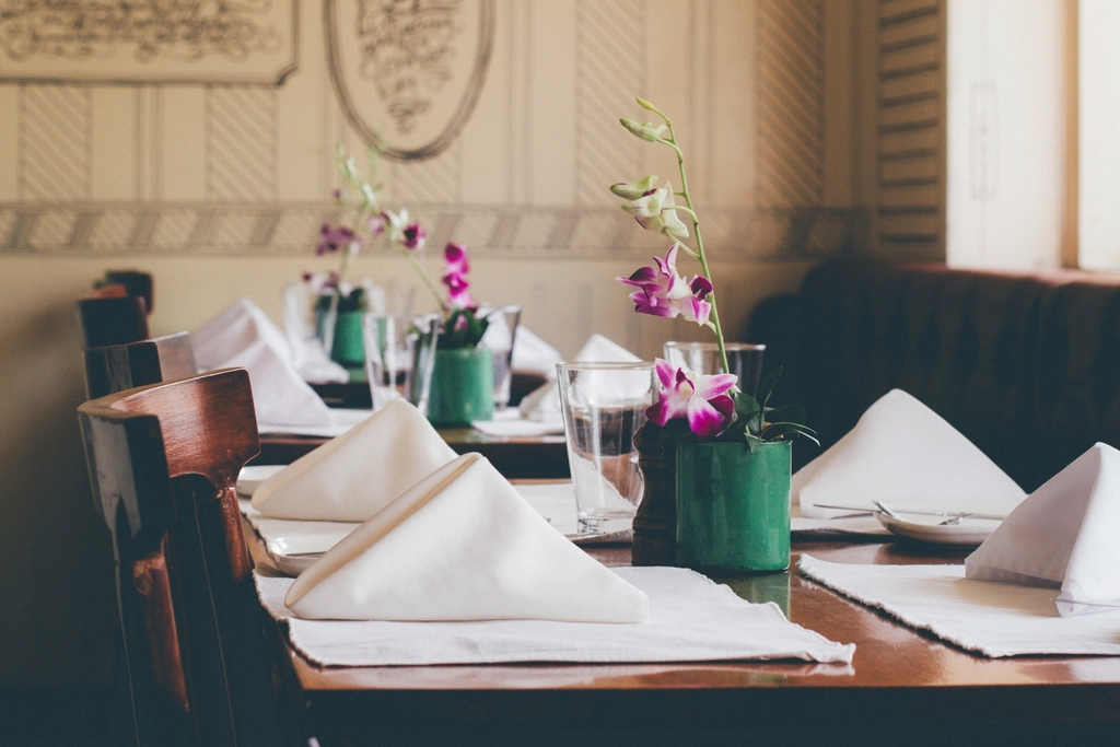 The First-Date Bill Debate: Why Every Card in the Room Suddenly Gets Very Heavy