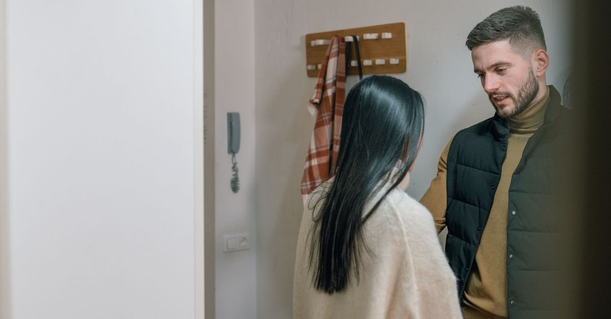 7 Body Language Signs He’s Into You (Even When He Won’t Say It)
