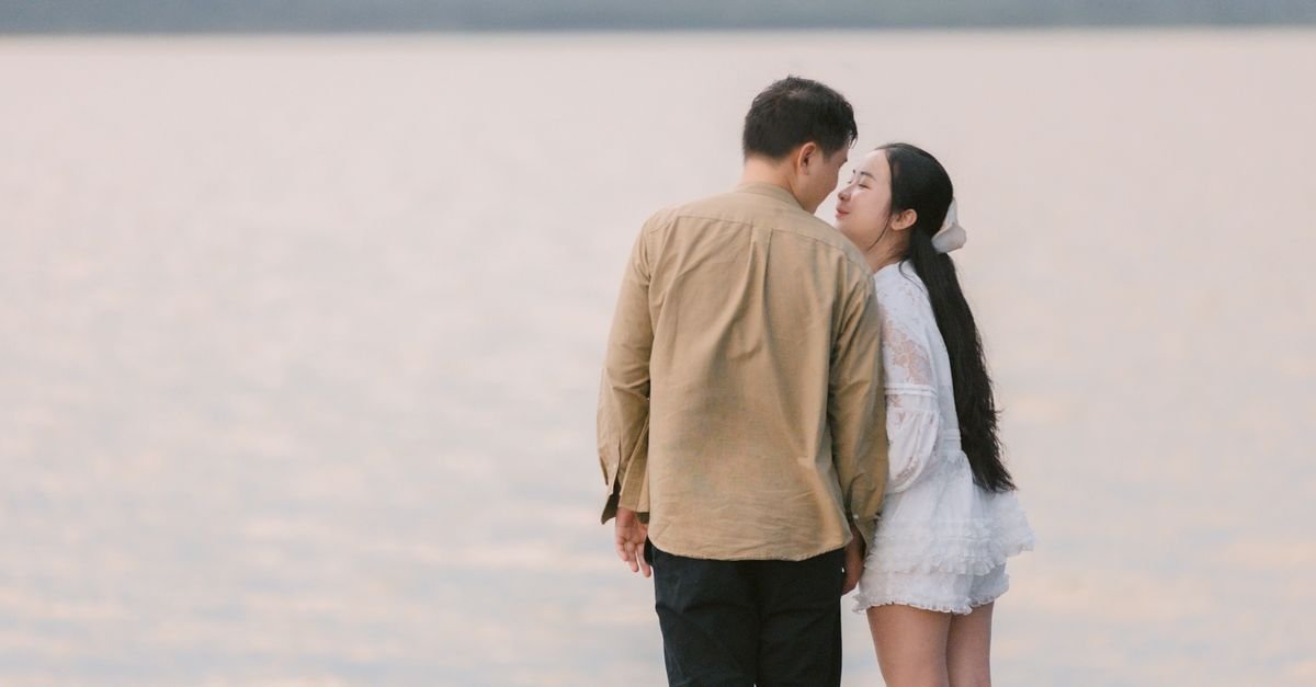 What His Texting Habits Really Reveal About His Interest Level